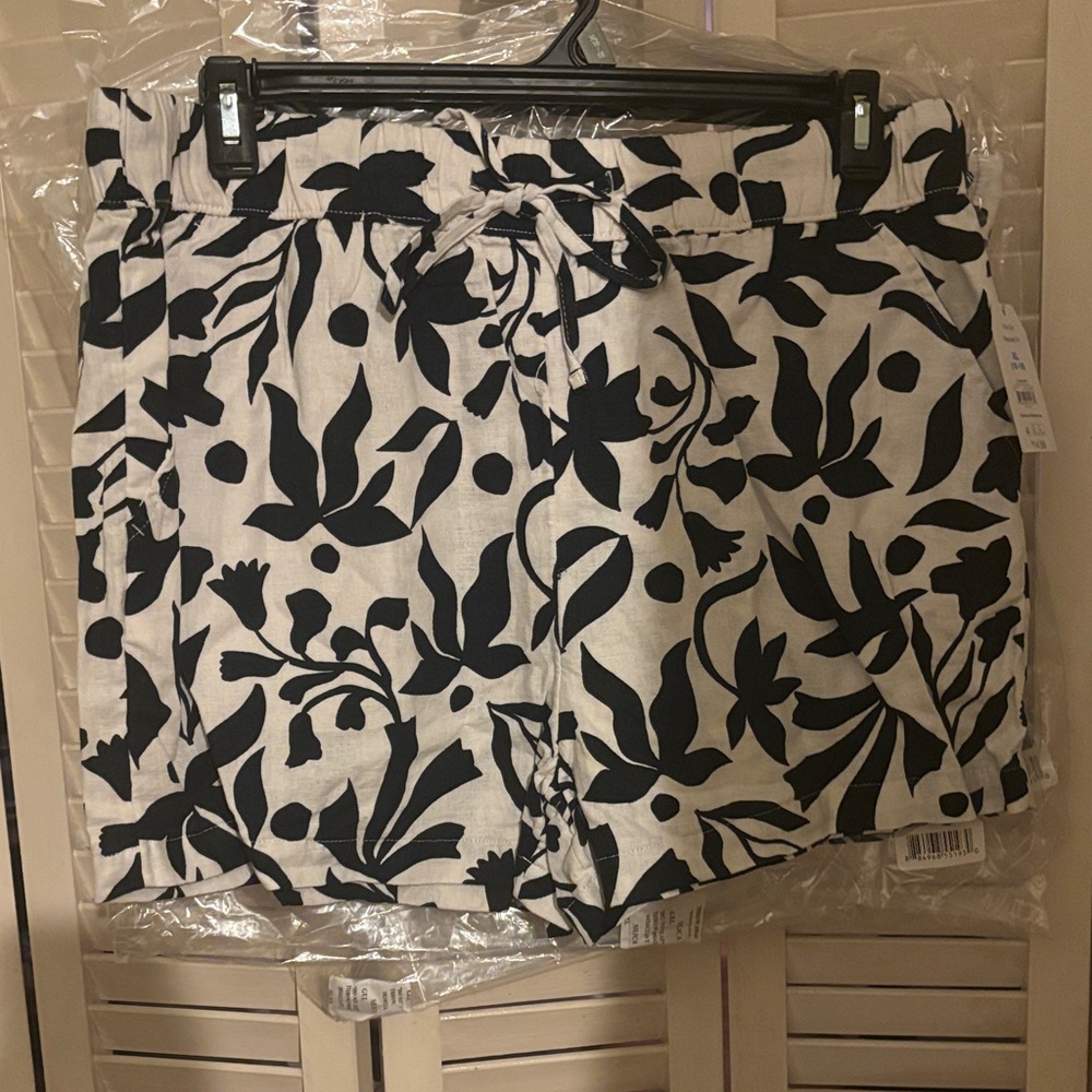 Case of 3 Floral Black and White Shorts